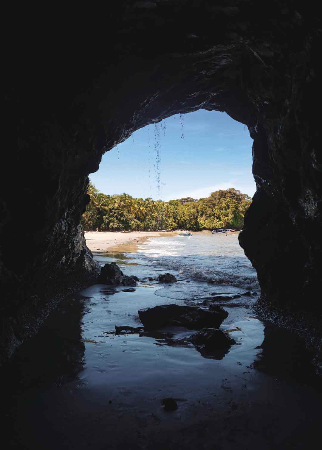 Caverna en la playa Juan de Dios Bahia Malaga