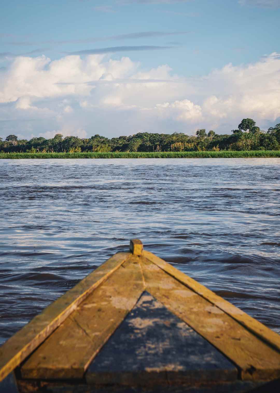 Lancha rápida sobre el río Amazonas de Colombia