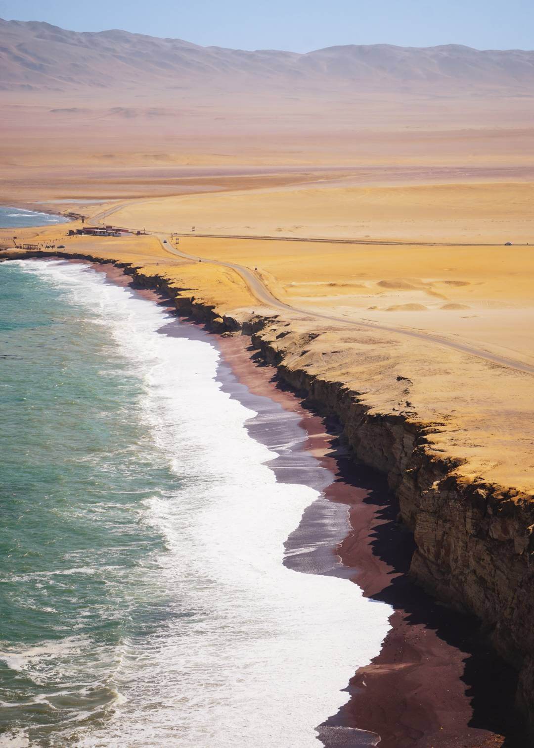 Playa Roja de la Reserva Nacional Paracas en Perú